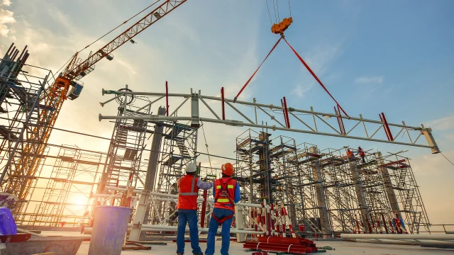 Kinh nghiệm lựa chọn đơn vị thi công thang máy tải hàng công nghiệp cho nhà xưởng