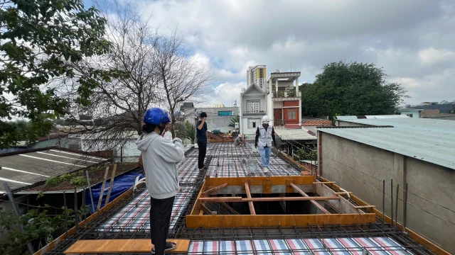 Đổ bê tông sàn nhà phố tại Phường Đông Hoà tháng 8-2025
