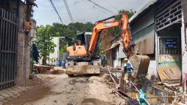 Đổ bê tông thành mương. Công trình hạ tầng Khu Phố Nội Hóa 2, Phường Đông Hòa.