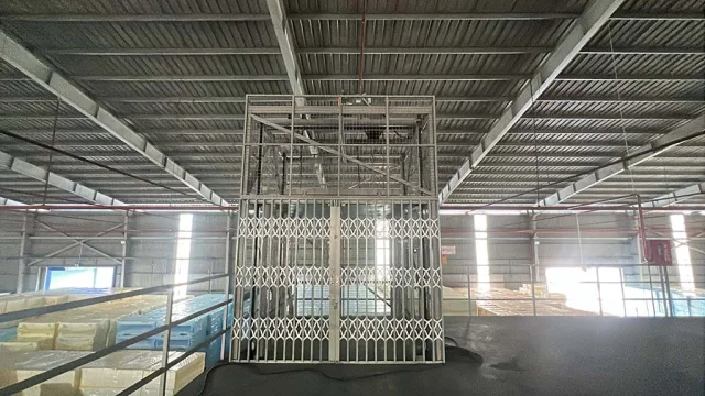 Thiết kế nhà xưởng nhiều tầng: Cách tối ưu vị trí đặt thang máy tải hàng