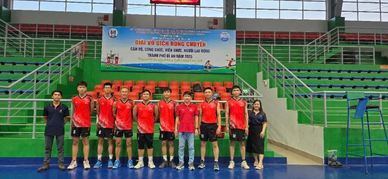 Tham gia giải bóng chuyền chào mừng 50 năm ngày Giải phóng miền Nam