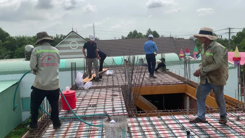 Đổ sàn tầng 1 công trình nhà phố 3 tầng tại Tân Bình Dĩ An Bình Dương