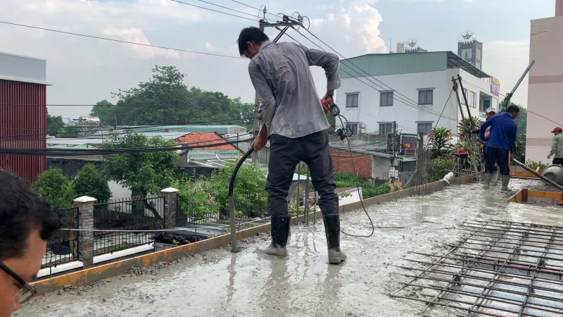 Thi công đổ bê tông sàn nhà phố 2 tầng tại Dĩ An Bình Dương