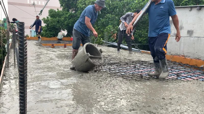 Thi công đổ bê tông sàn nhà phố 2 tầng tại Dĩ An Bình Dương