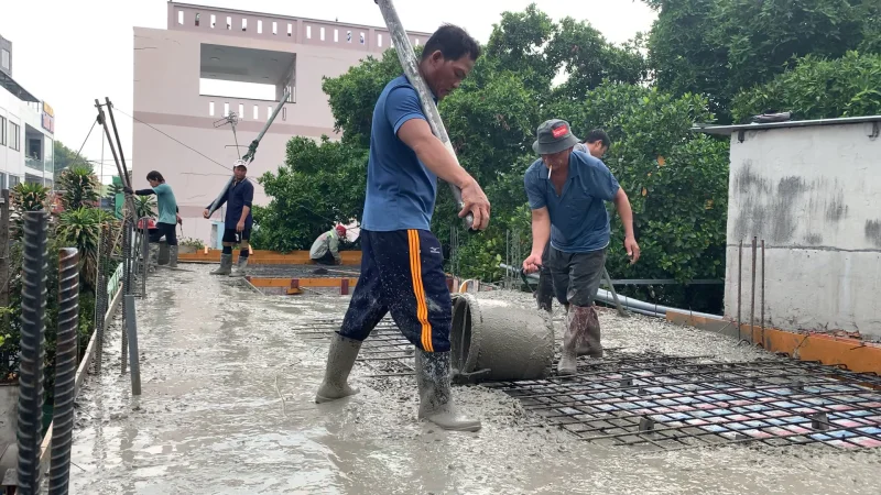 Thi công đổ bê tông sàn nhà phố 2 tầng tại Dĩ An Bình Dương