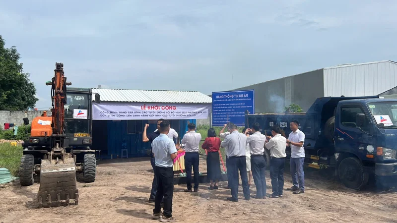 Khởi công công trình nâng cấp BTNN các tuyến đường sỏi đỏ năm 2025 phường Hoà Lợi