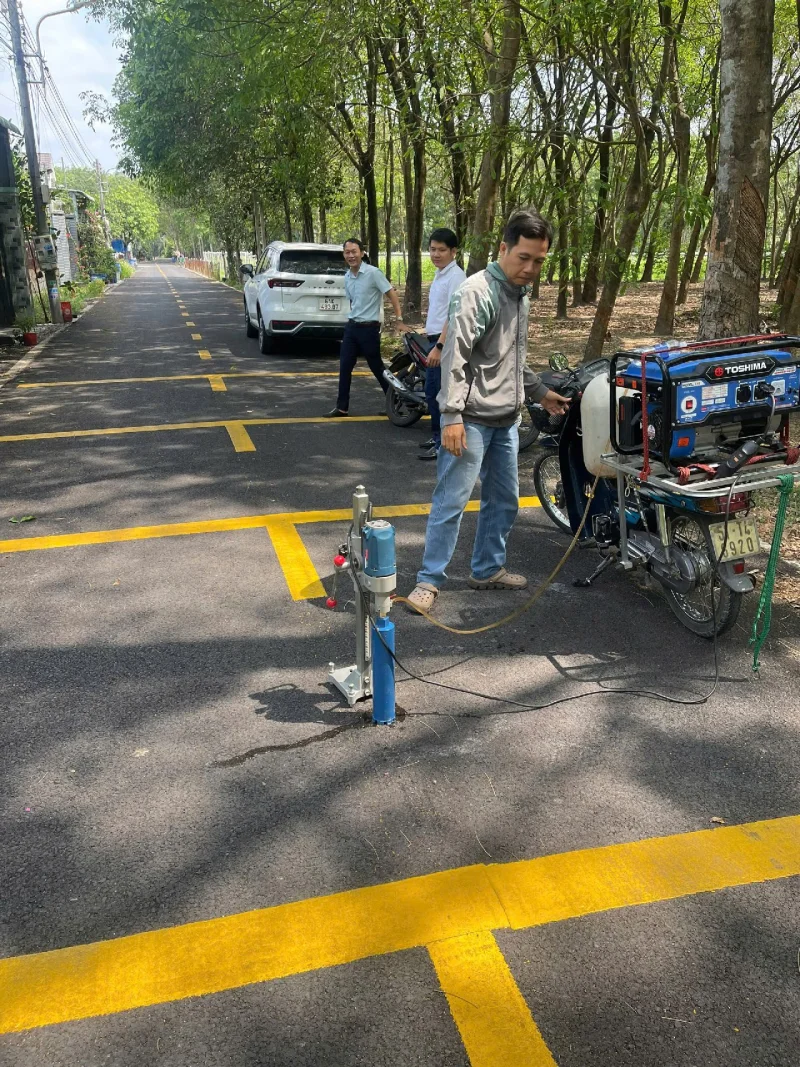 Nghiệm thu khoan nhựa công trình nâng cấp bê tông nông thôn Hoà Lợi Bình Dương
