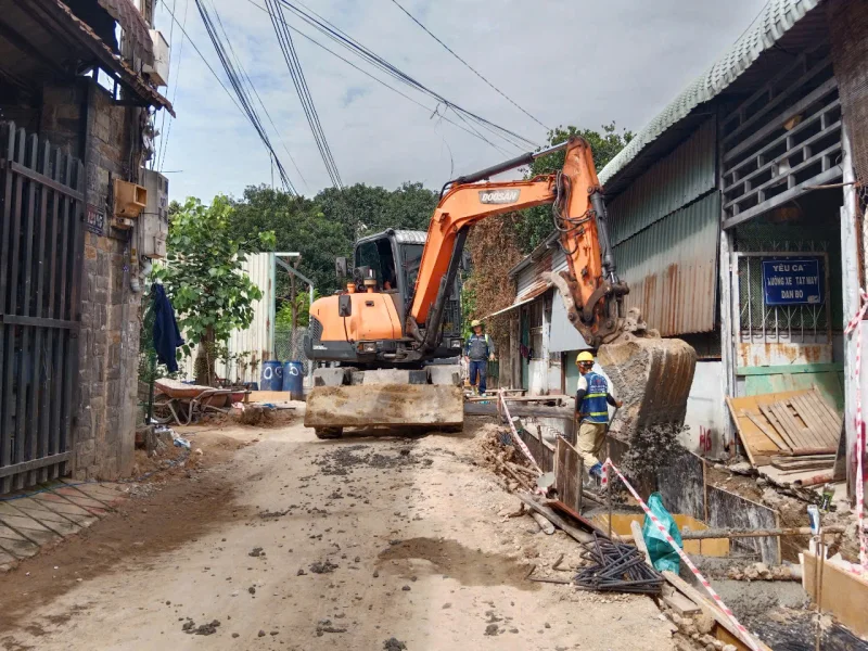Đổ bê tông thành mương. Công trình hạ tầng Khu Phố Nội Hóa 2, Phường Đông Hòa.