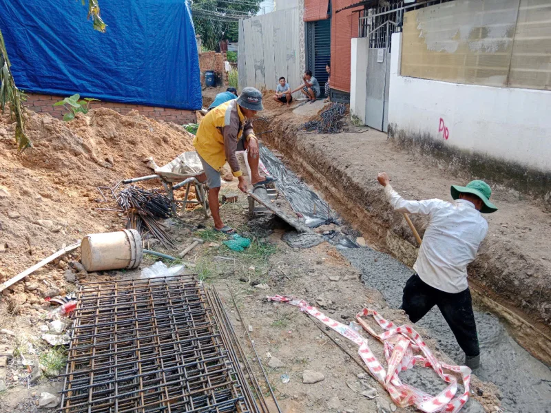 Đổ bê tông thành mương. Công trình hạ tầng Khu Phố Nội Hóa 2, Phường Đông Hòa.