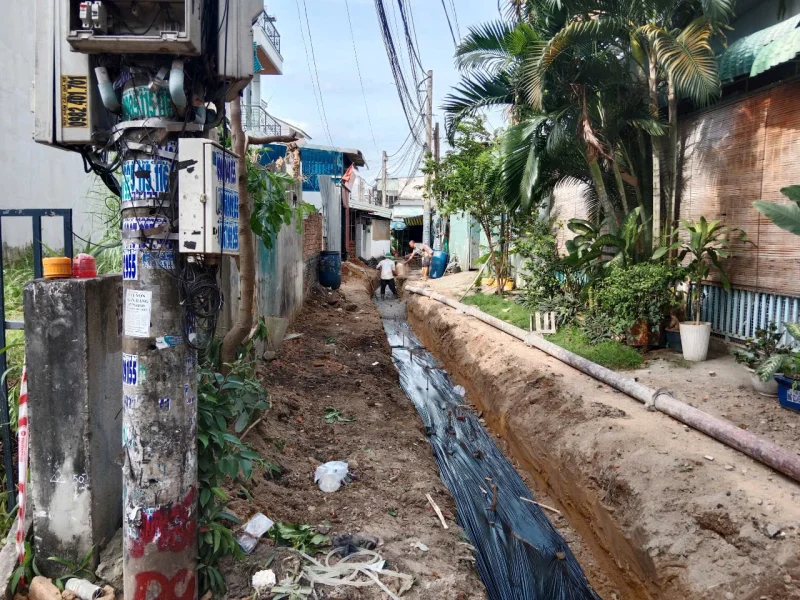 Đổ bê tông thành mương. Công trình hạ tầng Khu Phố Nội Hóa 2, Phường Đông Hòa.