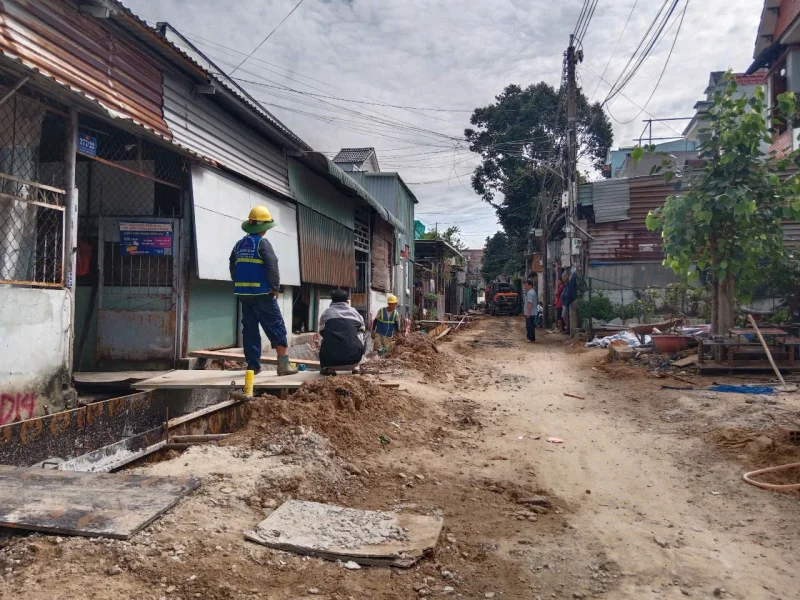 Đổ bê tông thành mương. Công trình hạ tầng Khu Phố Nội Hóa 2, Phường Đông Hòa.