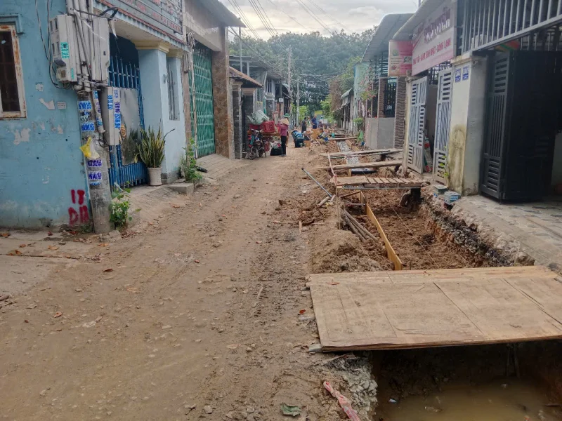 Đổ bê tông thành mương. Công trình hạ tầng Khu Phố Nội Hóa 2, Phường Đông Hòa.