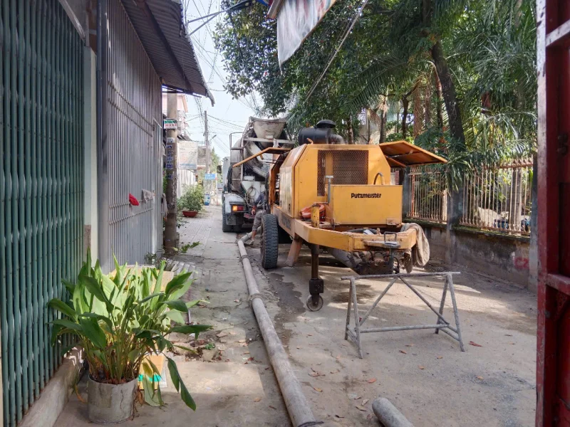 Đổ bê tông thành mương. Công trình hạ tầng Khu Phố Nội Hóa 2, Phường Đông Hòa.