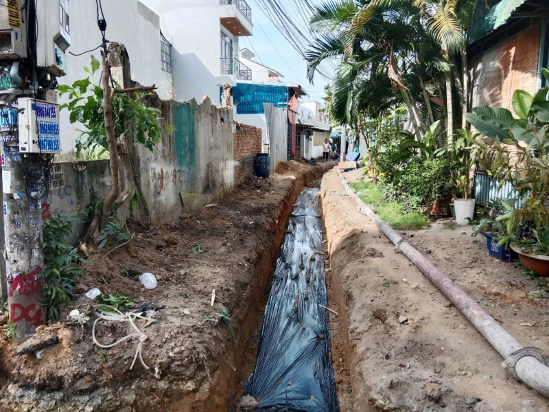 Đổ bê tông thành mương. Công trình hạ tầng Khu Phố Nội Hóa 2, Phường Đông Hòa.