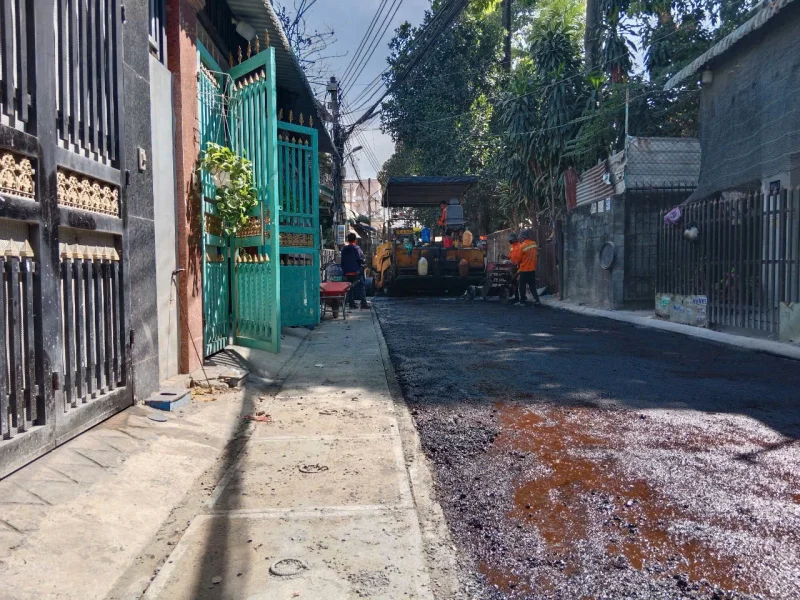 Trải thảm nhựa đường hạ tầng giao thông phường Đông Hoà