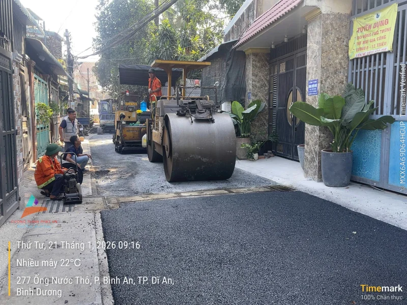 Trải thảm nhựa đường hạ tầng giao thông phường Đông Hoà