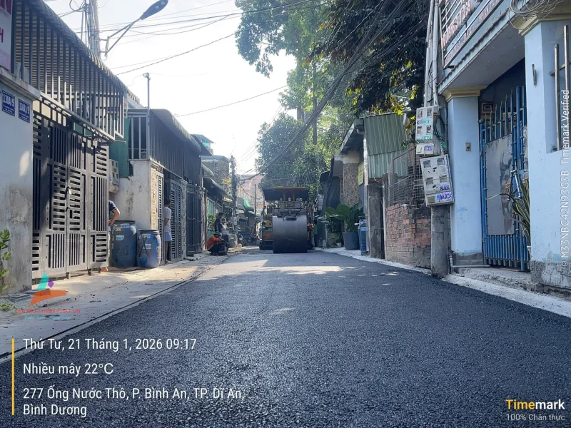 Trải thảm nhựa đường hạ tầng giao thông phường Đông Hoà