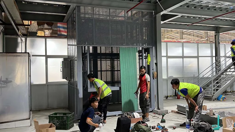 Kinh nghiệm lựa chọn đơn vị thi công thang máy tải hàng công nghiệp cho nhà xưởng
