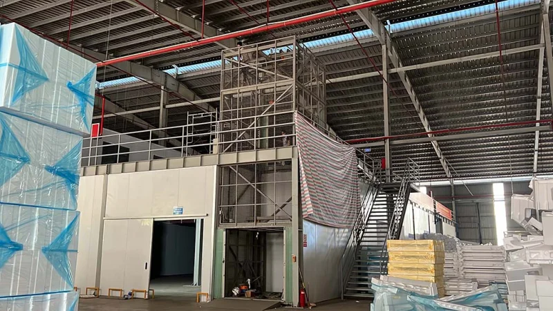 Thiết kế nhà xưởng nhiều tầng: Cách tối ưu vị trí đặt thang máy tải hàng